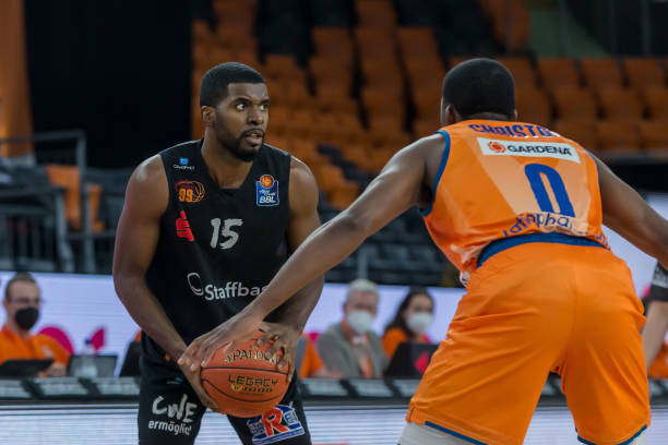 在攻防两端 在攻防两端