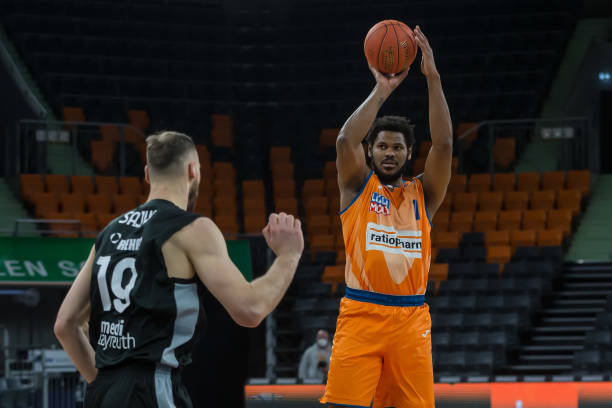 他得益于出 他得益于出